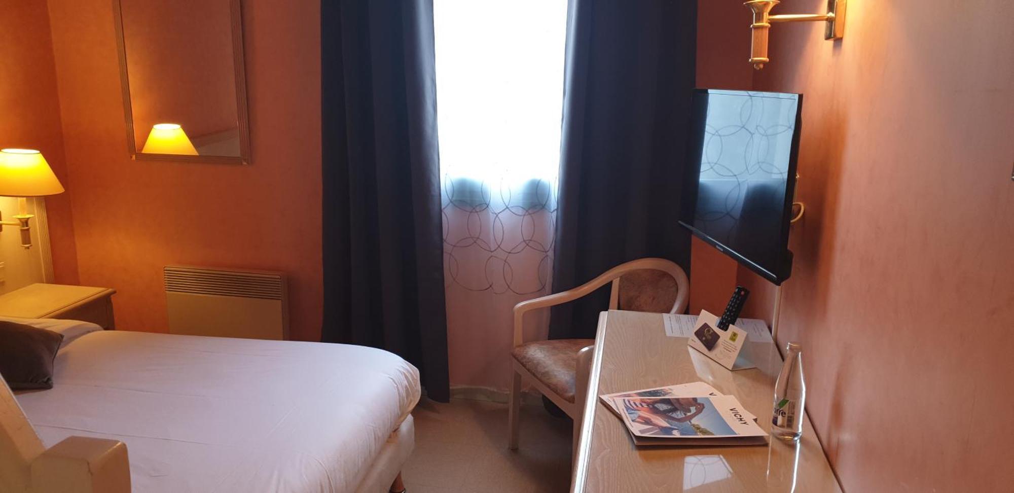 Logis L'Auberge Bourbonnaise Saint-Yorre Экстерьер фото