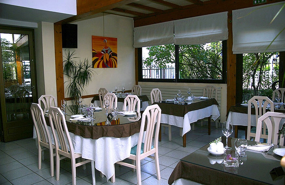 Logis L'Auberge Bourbonnaise Saint-Yorre Экстерьер фото